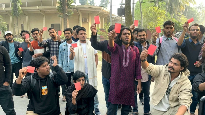 পোষ্য কোটা বাতিলে রাবি প্রশাসনকে লাল কার্ড দেখালেন শিক্ষার্থীরা