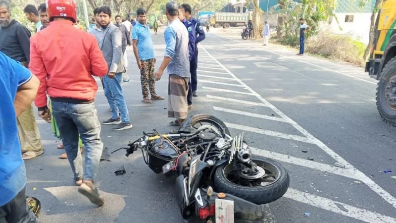 বাসচাপায় স্বামী-স্ত্রীসহ একই পরিবারের ৩ জন নিহত