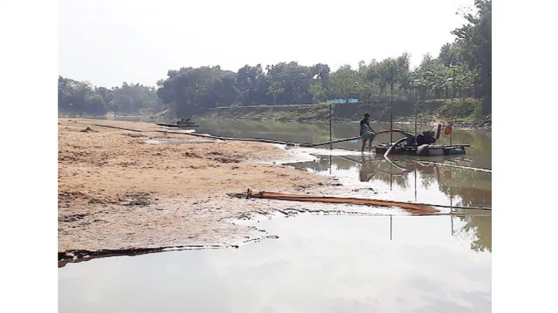 ঝুঁকিতে বসতি ও বেড়িবাঁধ